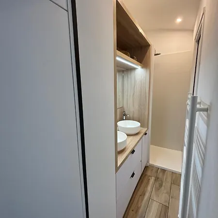 Maison Les Pieds Dans L'eau بيت للعطل *